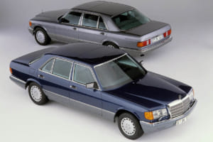 クルマの外面の安全性とは道路を使用する他の人々を、すなわち歩行者や自転車、物を傷つけないような車体のデザイン。写真はSクラス／W126のフロントとリア。