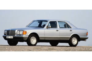 クルマの外面の安全性とは道路を使用する他の人々を、すなわち歩行者や自転車、物を傷つけないような車体のデザイン。写真はSクラス／W126のスタイル。