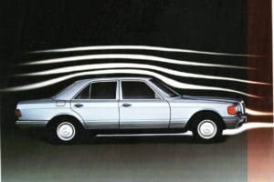 写真は風洞テストによって、W126は空気抵抗の少ない丸みのある滑らかなスタイルを追求し、しかも道路使用車の安全保護をする（当時の量産車ではトップのCd値＝0.36）。