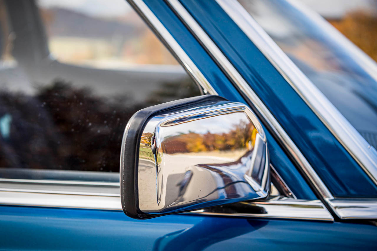 サイドミラーなど尖っている部分は可倒式に、長年にわたり安全なボディデザインで歩行者保護対策。写真はSクラス／W116可倒式のサイドミラー。