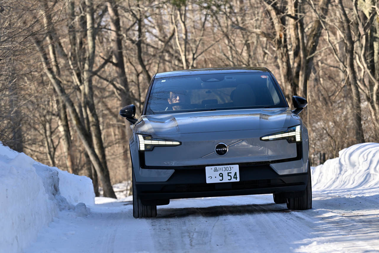 雪上試乗】428psの最速ボルボEVに宿る穏やかな本質。「EX30」AWDが示す