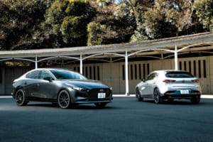 マツダ3 セダン XDドライブエディション（左）と、マツダ3 ファストバック XDドライブエディション（右）。
