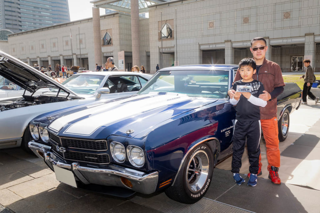 1970年式シボレー・エルカミーノとオーナー親子。