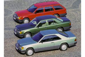 メルセデス・ベンツは、歩行者や自転車走行者に対して、より安全な保護策技術を開発。具体的には視界が広く丸みのあるデザインで凹凸のないボディ設計。サイドミラーなど尖っている部分は可倒式に、長年にわたり安全なボディデザインで歩行者保護対策。写真はEクラス／W124シリーズでクーペ（手前）、セダン（中央）、ステーションワゴン（後ろ）。