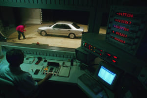 写真は風洞テストのコントロール室。