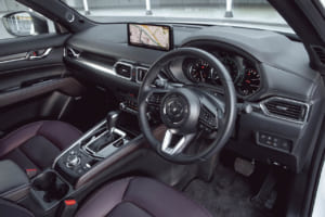 マツダ CX-5 XDドライブエディション：ドライブエディションはインパネデコレーションパネルとドアトリム加飾がハニカムシルバー／サテンクロームメッキとなるのが特徴。フレームレス自動防眩ルームミラーやグローブボックス内のLEDイルミネーションも特別装備される。