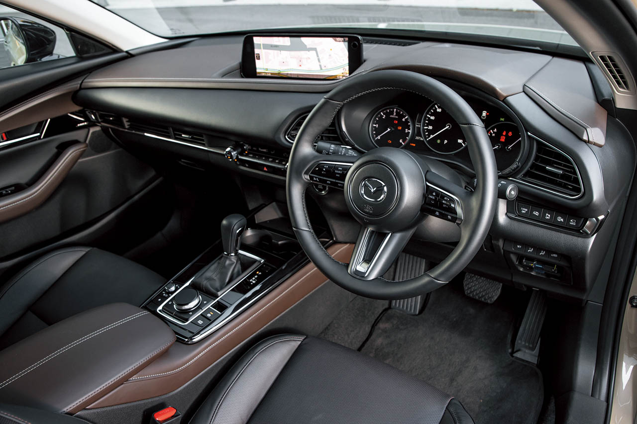 マツダ CX-30 XDドライブエディション：ダッシュボードやセンターコンソールがリッチブラウンとなるドライブエディション。ALH（アダプティブ・LED・ヘッドライト）やCTS（クルージング＆トラフィック・サポート）、ステアリングシフトスイッチ、ステアリングヒーターなども追加装備される。また、ドライブエディションの追加と同時に小改良を実施してマツダコネクトの操作性を向上。10.25インチのセンターディスプレイで、アップル・カープレイとアンドロイド・オートのタッチパネル操作が可能となった。