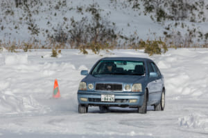 こちらのプログレは見た目はおっさんセダンだけど、中身は足周りを中心にモディファイされていてドライバーの腕もあって速い。