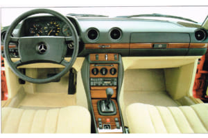 筆者は現役時代、毎朝メルセデス・ベンツの店用車や日本仕様のカタログ撮影車を手で洗車。尖った部分で手を傷つけた経験はなかった。写真は日本仕様のカタログW123セダンの室内。