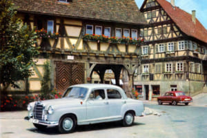 1953年に世界初の衝撃吸収式構造ボディを採用した量産乗用車180を発表（セミモノコック）。