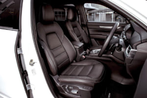 マツダ CX-5 XDドライブエディション：CX-5のドライブエディションのシートは、前後ともにシックなディープレッドのナッパレザーで、このグレードにしか設定されない特別な組み合わせだ。運転席10ウェイ、助手席6ウェイのパワーシートのほか、前後シートにシートヒーターも装備される。また、リアシート足もとのLED間接照明が標準装備されるのもドライブエディションのみ。