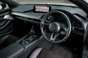 マツダ3 ファストバック XDドライブエディション：XD系のエントリーグレードとなるSパッケージに対して、ステアリングシフトスイッチやステアリングヒーターが装備されるドライブエディション。CX-30と同じく、センターディスプレイでアップル・カープレイとアンドロイド・オートのタッチパネル操作が可能に（20SとXDのSパッケージを除く）。