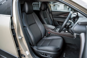 ドライブエディションのシートはスムースレザーで、写真のブラックのほか、オプションでエレガントなホワイトの設定があることも特徴。ドアトリムも合成皮革となる。運転席に10ウェイ電動調整＆ドライビングポジションメモリー機能、運転席および助手席にはシートヒーターが装備される。