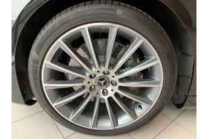 メルセデス・ベンツの外的安全性はきめ細かく設計され、ボディの隅々にはホイールに至るまでシャープに尖った部分がなく丸みを帯び、ていねいに仕上げられている。写真はアルミホイールのアップ。