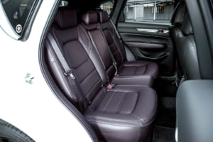 マツダ CX-5 XDドライブエディション：CX-5のドライブエディションのシートは、前後ともにシックなディープレッドのナッパレザーで、このグレードにしか設定されない特別な組み合わせだ。運転席10ウェイ、助手席6ウェイのパワーシートのほか、前後シートにシートヒーターも装備される。また、リアシート足もとのLED間接照明が標準装備されるのもドライブエディションのみ。