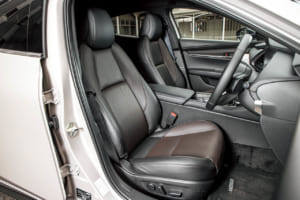 マツダ3 ファストバック XDドライブエディション：ファストバックのドライブエディションは、ブラックのスムースレザーシートが標準。オプションでバーガンディ（レッド）のレザーシートを選ぶことが可能で、その場合はインパネも同色となる。スポーティなブラックとは違ったアバンギャルドな仕立てだ。