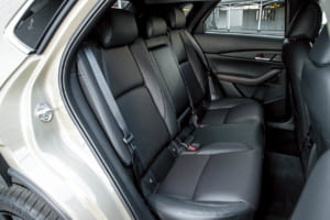 マツダ CX-30 XDドライブエディション：ドライブエディションのシートはスムースレザーで、写真のブラックのほか、オプションでエレガントなホワイトの設定があることも特徴。ドアトリムも合成皮革となる。運転席に10ウェイ電動調整＆ドライビングポジションメモリー機能、運転席および助手席にはシートヒーターが装備される。