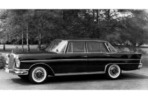 1959年8月に生産を開始した220Sb／W111（通称「羽根ベン」）は衝撃吸収式構造ボディを完成し（モノコック）、乗用車のボディ構造に大きな改革をもたらした。