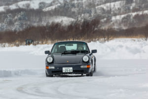 氷上イベントではあまり見ないポルシェ964の姿も。