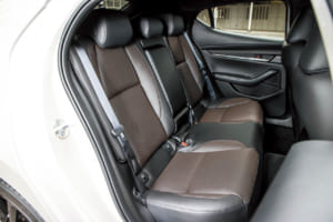 マツダ3 ファストバック XDドライブエディション：後席もフロントシートと同様のカラー設定。流麗なスタイルが与えられているだけに、ヘッドクリアランスは一般的なハッチバックよりも狭い印象だが、居住性は十分以上で不快感はない。
