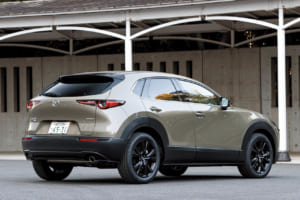 マツダ CX-30 XDドライブエディション：ドライブエディションの共通装備となっているブラック塗装のアルミホイールやピアノブラックのドアミラー、ブラッククロームのシグネチャーウイングを採用。この新グレードの登場に伴い、XDブラックセレクションが廃止された。