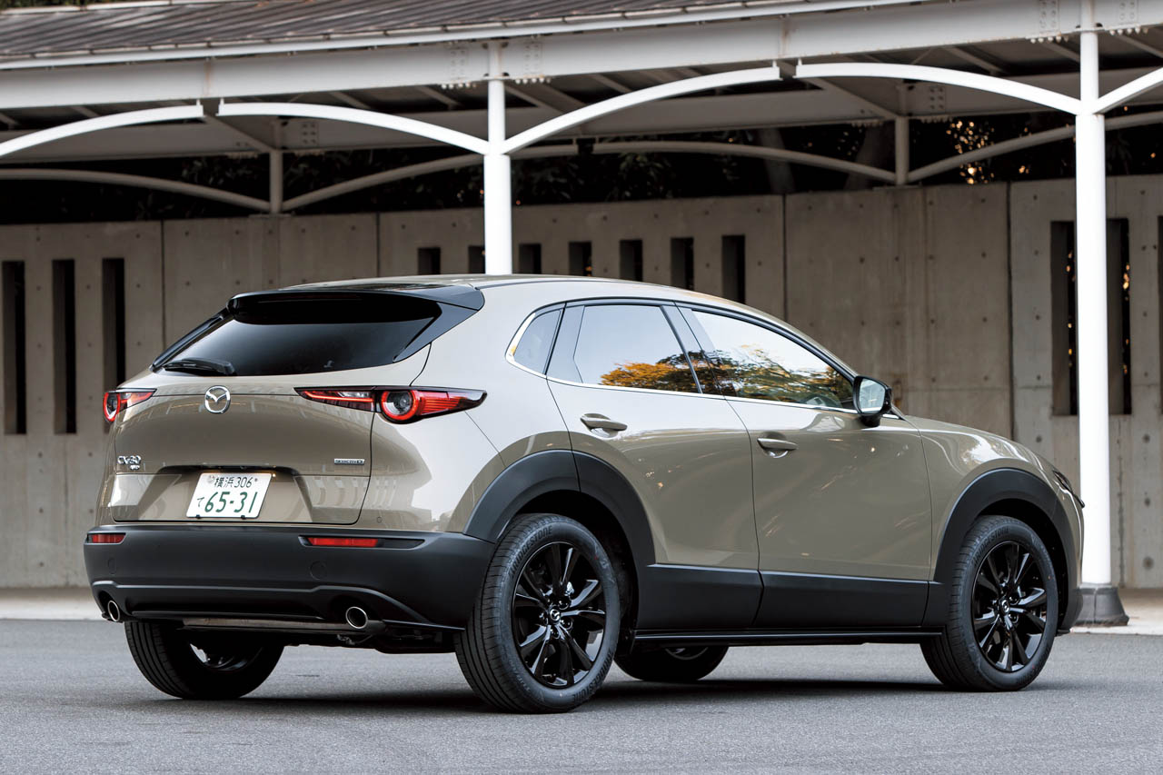 マツダ CX-30 XDドライブエディション：ドライブエディションの共通装備となっているブラック塗装のアルミホイールやピアノブラックのドアミラー、ブラッククロームのシグネチャーウイングを採用。この新グレードの登場に伴い、XDブラックセレクションが廃止された。
