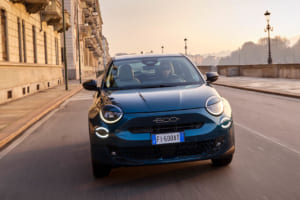 新型フィアット600に「6速MT×100psターボ」見参。ガソリン仕様と都会派限定車「Street」が欧州デビュー