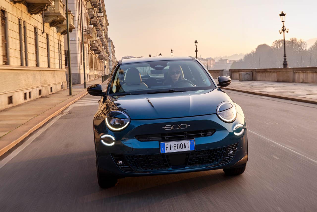 新型フィアット600に「6速MT×100psターボ」見参。ガソリン仕様と都会派限定車「Street」が欧州デビュー