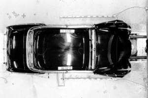 220 Sb／W111は発売前年の1958年に実施された衝突試験で固定バリアと正面衝突！ その速度は50km/hで衝撃吸収式構造の安全性を証明した。