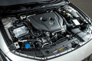 マツダ3 ファストバック XDドライブエディション：CX-30と同じ1.8L直列4気筒直噴ディーゼルターボエンジンを搭載。今回、CX-30で燃費改善の改良が施されたことがアナウンスされているが、マツダ3ではすでに先行して導入済みで、燃焼制御の最適化が図られているのはCX-30と同様だ。