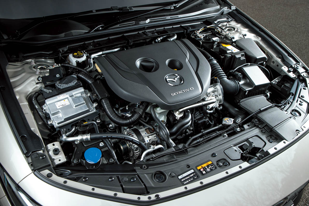 マツダ3 ファストバック XDドライブエディション：CX-30と同じ1.8L直列4気筒直噴ディーゼルターボエンジンを搭載。今回、CX-30で燃費改善の改良が施されたことがアナウンスされているが、マツダ3ではすでに先行して導入済みで、燃焼制御の最適化が図られているのはCX-30と同様だ。