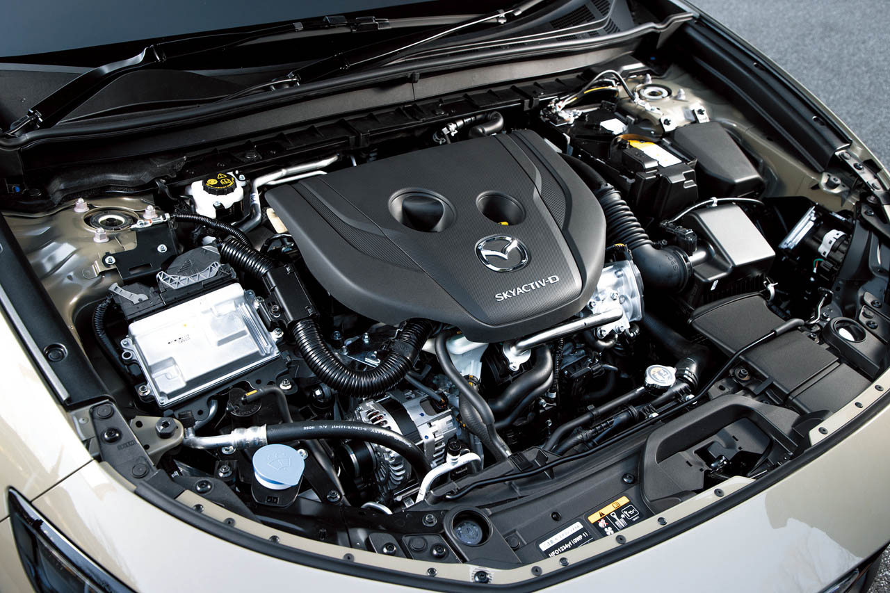 マツダ CX-30 XDドライブエディション：1.8L直列４気筒直噴ディーゼルターボエンジンは改良を実施。燃料噴射制御の見直しなどにより燃費性能が改善し、2WDで19.5km/L→20.2km/L、4WDで18.7km/L→19.2km/Lに向上した。