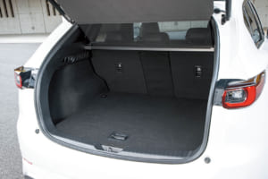 マツダ CX-5 XDドライブエディション：ラゲッジルームは荷物の積載がしやすい空間で、4：2：4分割可倒の後席によるスペースアップも可能と、実用性が高いラゲッジスペース。カラクリトノカバーやハンズフリー機能付きパワーリフトゲートも標準装備される。