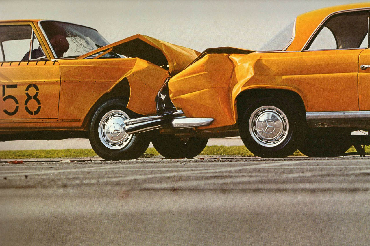 1959年、220／W111シリーズの2台による追突衝突テスト（ジンデルフィンゲン工場）。世界初のセーフティボディを採用し、前後は衝撃吸収式構造で客室は頑丈な構造。
