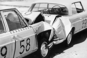1959年、220／W111シリーズの2台による追突衝突テスト（ジンデルフィンゲン工場）。