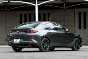 マツダ3 セダン XDドライブエディション：ホイールやドアミラー、シグネチャーウイングをブラックで統一し、スポーティで引き締まったスタイルとしているのは、ほかのドライブエディションと同様。