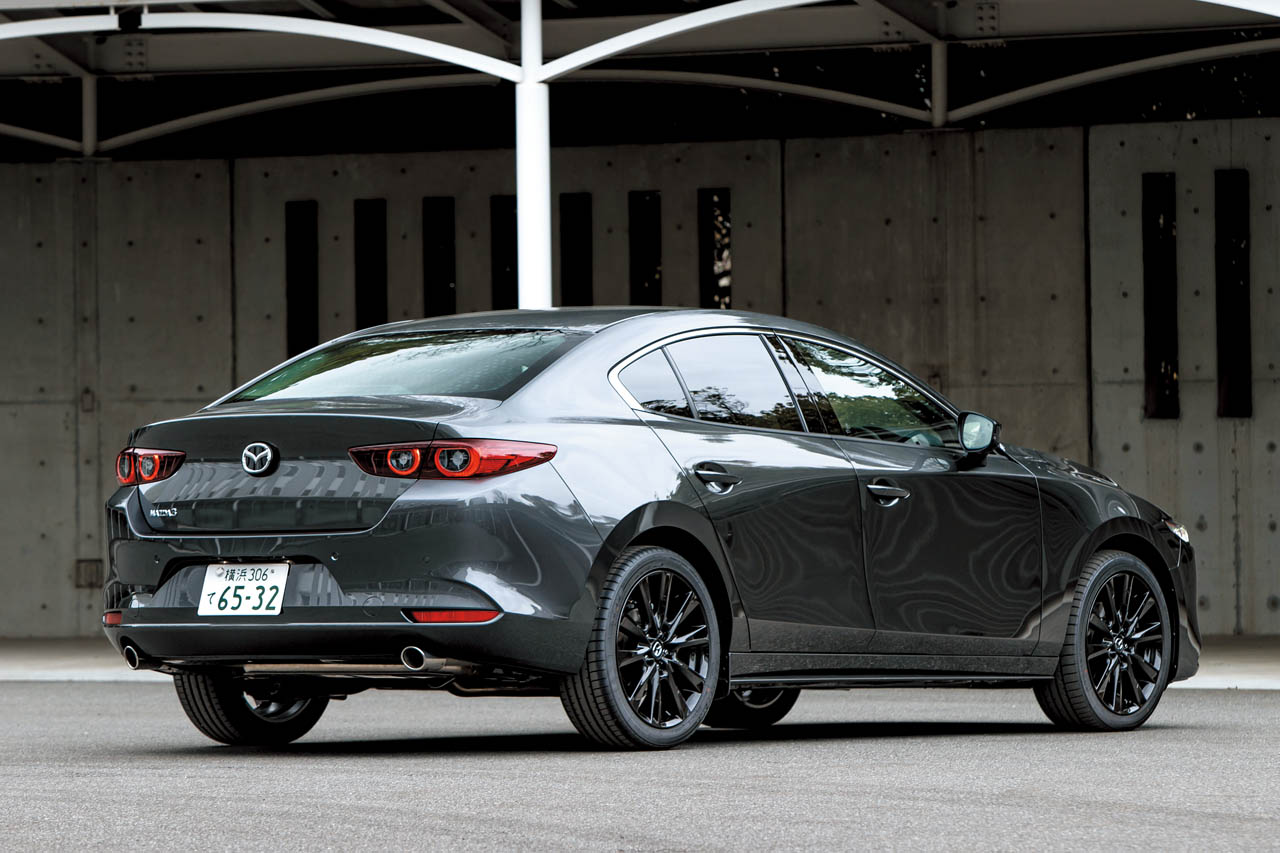 マツダ3 セダン XDドライブエディション：ホイールやドアミラー、シグネチャーウイングをブラックで統一し、スポーティで引き締まったスタイルとしているのは、ほかのドライブエディションと同様。