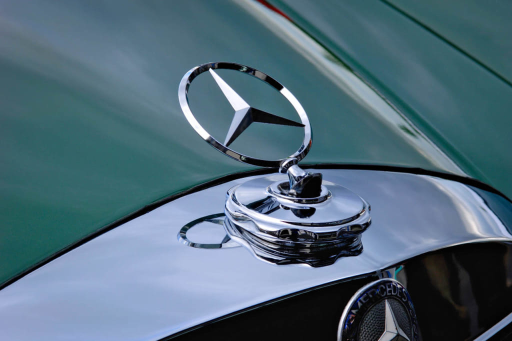 シンボル・マスコットであるスリーポインテッドスターすら、可倒式（ばねつき）なので歩行者が間違って当たっても安全。メルセデス・ベンツの場合、安全のためにはマスコットすら頭を下げる。