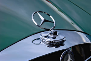 なぜメルセデスの「星」は固定されていないのか。マスコットすら頭を下げる、徹底した歩行者保護の論理【メルセデス安全原論 06】《LE VOLANT LAB》