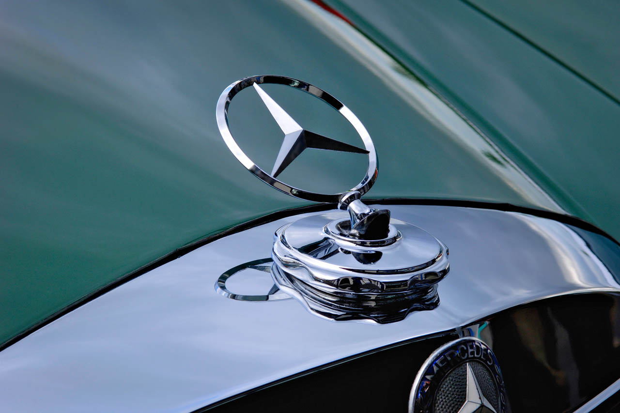 なぜメルセデスの「星」は固定されていないのか。マスコットすら頭を下げる、徹底した歩行者保護の論理【メルセデス安全原論 06】《LE VOLANT LAB》