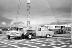 1959年、220／W111シリーズの2台による追突衝突テスト（ジンデルフィンゲン工場）。