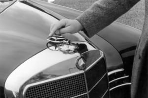 スリーポインテッドスターは実際、手で押すと可倒式（ばねつき）なので曲がる。