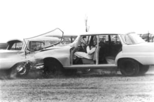 1959年、220／W111シリーズの2台による追突衝突テスト（ジンデルフィンゲン工場）。