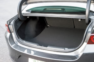 マツダ3 セダン XDドライブエディション：独立したトランクを持つ正統派セダン。トランクルームはボディサイズやスタイルからすれば十分な広さを確保。後席は6：4分割でシートバックを倒すことが可能。