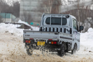 北海道ブリザードラリー：意外な速さを見せるのが4駆の軽トラ。走りもサマになってます。