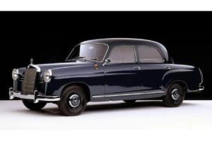 1956年の180/W120ポントン以来、このスリーポインテッドスターは可倒式を採用し、人が当たっても安全であることを最重要視。写真は180／W120ポントン。