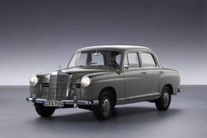1956年の180/W120ポントン以来、このスリーポインテッドスターは可倒式を採用し、人が当たっても安全であることを最重要視。写真は180／W120ポントン。