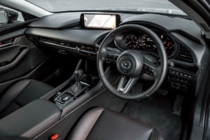 マツダ3 セダン XDドライブエディション：ファストバックと同じで、マツダコネクトの操作性が向上した運転席まわり。セダンのドライブエディションはブラック内装のみの設定となる。また、ステアリングヒーターや360°ビュー・モニターなどがSパッケージから追加される装備で、操作性、快適性、安全性がより高まっている。