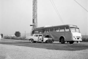 220／W111シリーズが時速86km/hでバスに衝突テスト。写真は1962年にジンデルフィンゲン工場での衝突テスト。