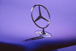 洗車時に「スリーポインテッドスター」をよく眺めてみると、ラジエターグリルの縁から立っているのではなく、その外側、つまりボンネットの塗装面にあることに気づく。実は1991年のSクラス／W140から採用。写真はブルーカラー。